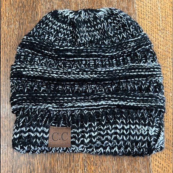 C.c Beanie Company Accessories - 🤩 C.c Beanie Company EXCLUSIVE Cable Knit BEANIE TAIL in Black & White‼️ NWOT‼️